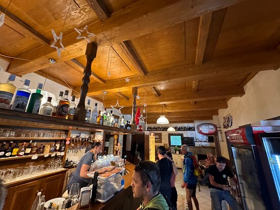 Albergo Ristorante Rifugio Carpe Diem, ingresso con bar
