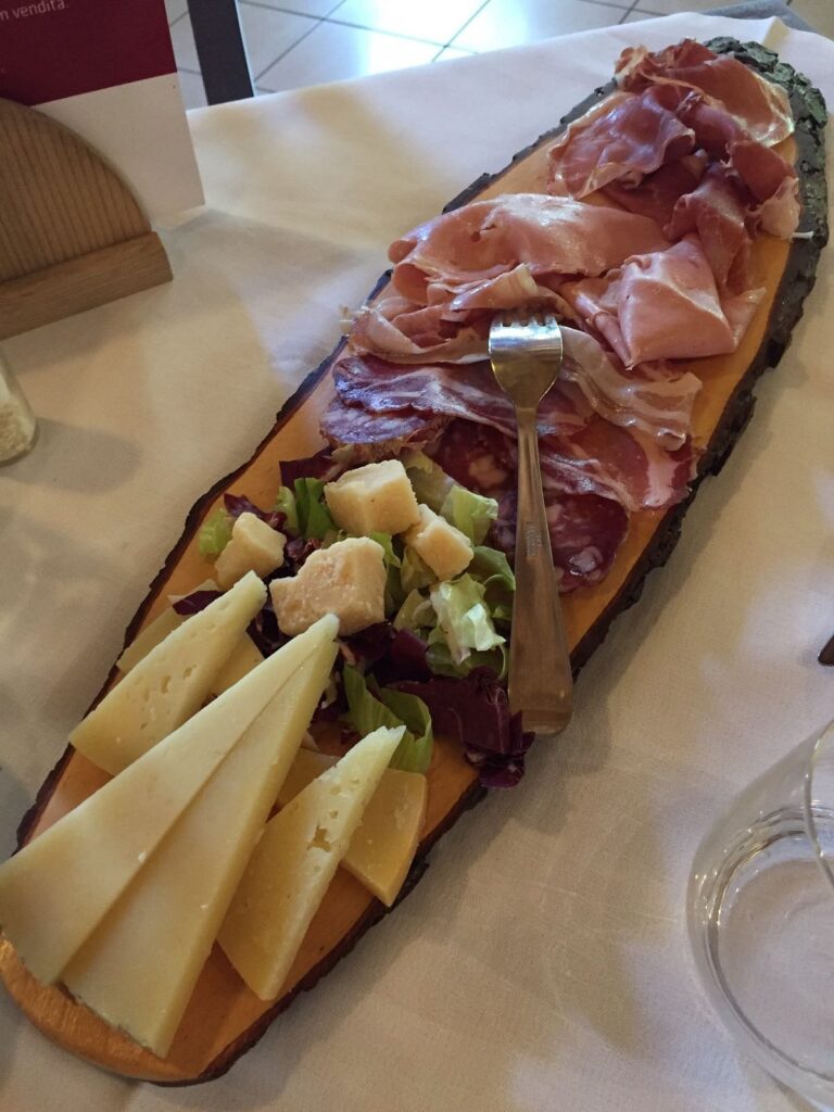 Antipasto tagliere misto, Carne chianina biologica con patate, Ristorante Carpe Diem